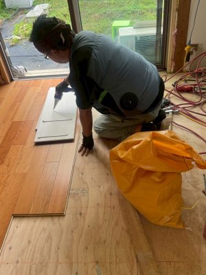 フローリング貼り